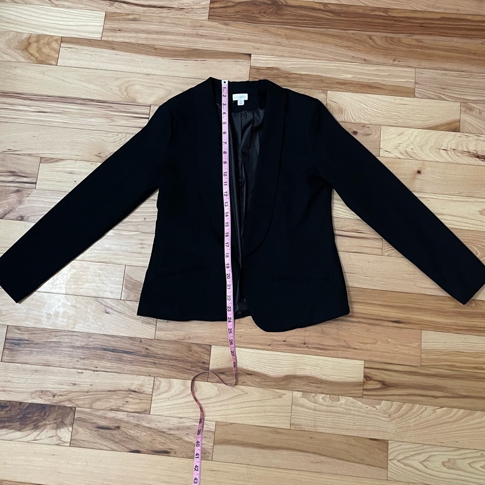 Decree black suit jacket.